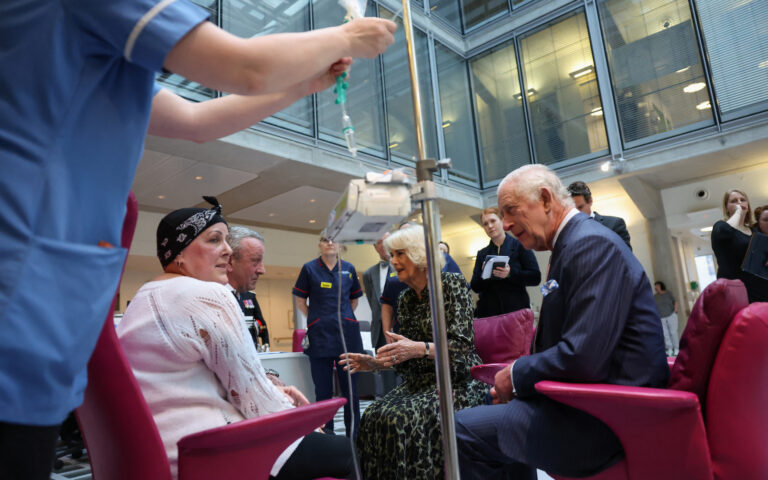 Βασιλιάς Κάρολος: Επισκέφθηκε κέντρο κατά του καρκίνου