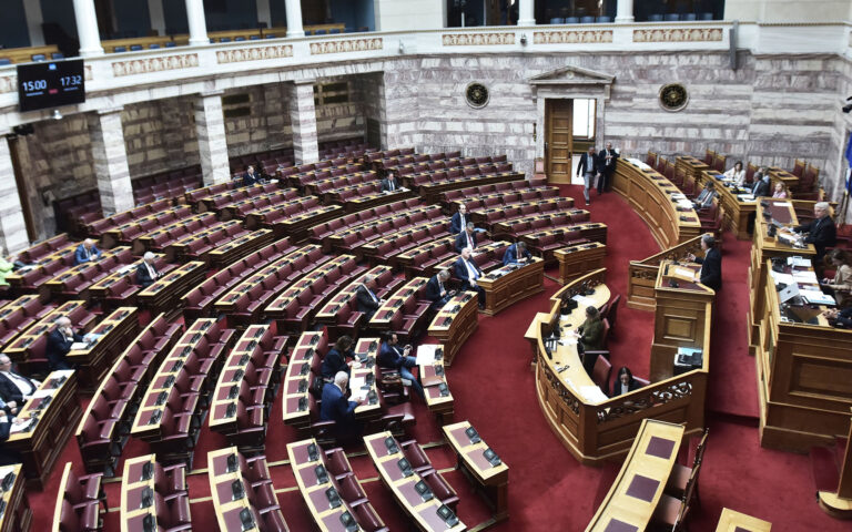 Βουλή: Στις κάλπες με ακραία πόλωση διαρκείας