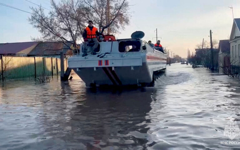 Ρωσία: Διαδηλώσεις στο Ορσκ που πλήττεται από πλημμύρες