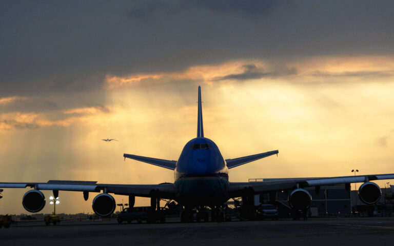 «Σύννεφα» στις αεροπορικές παρά την υψηλή ζήτηση για ταξίδια