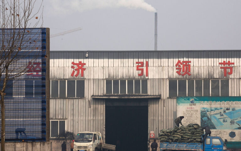 Η «πλημμύρα» κινεζικών εξαγωγών ανησυχεί τη Δύση