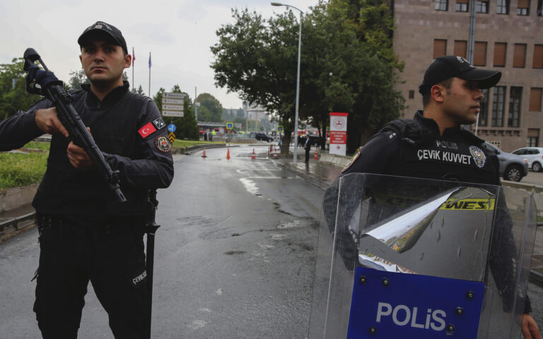 Συλλήψεις Τούρκων δημοσιογράφων για «τρομοκρατική δράση»
