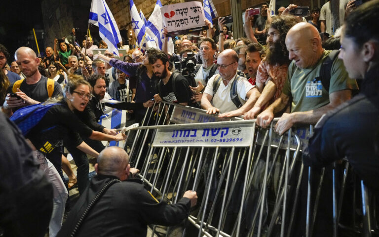 Ισραήλ: Διαδηλωτές πέταξαν μπογιά στο κοινοβούλιο – Βίντεο