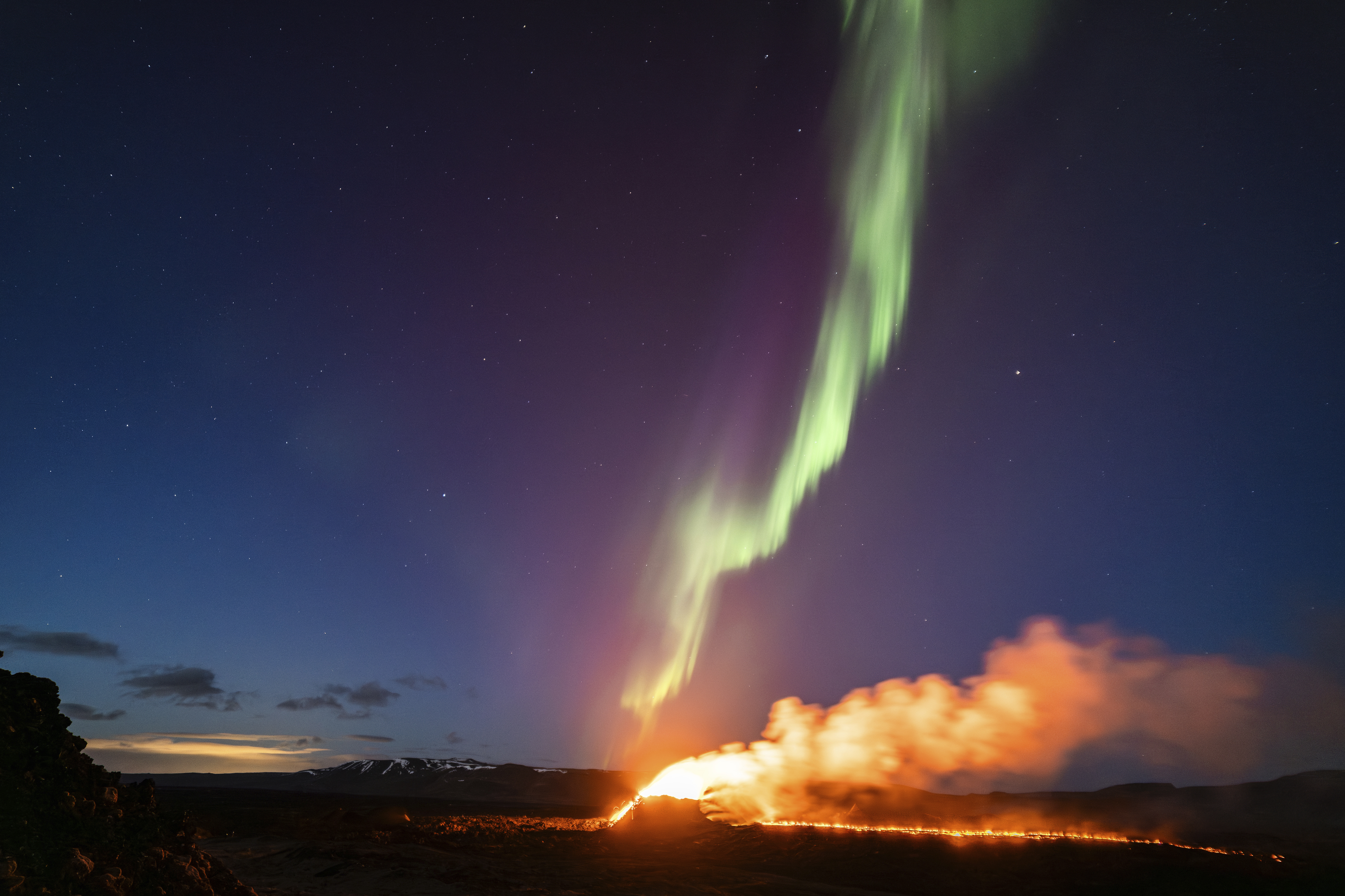 Ισλανδία: Μία γήινη και μία «ουράνια» έκρηξη στο ίδιο κάδρο-2
