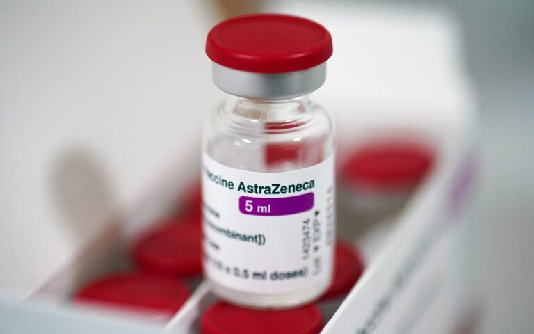 Covishield: Η AstraZeneca αναγνωρίζει την «πολύ σπάνια» σύνδεση του εμβολίου της με θρομβώσεις