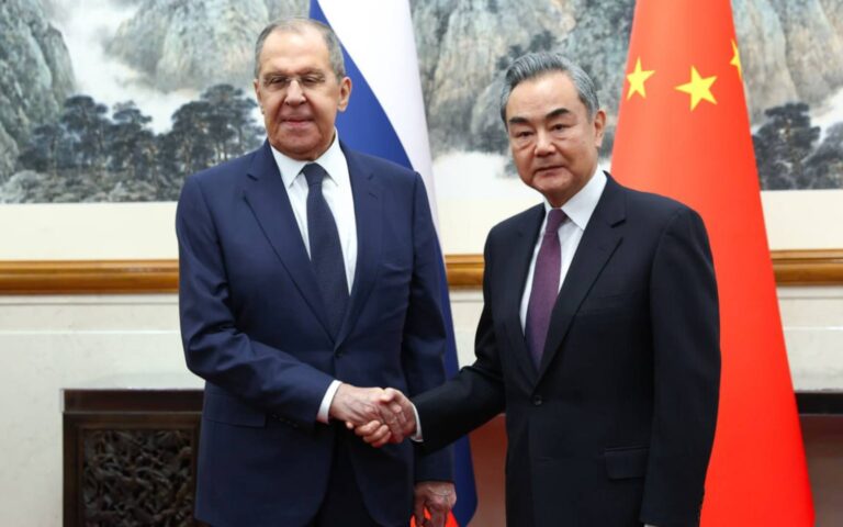 Κίνα: Το Πεκίνο επιθυμεί «την ενίσχυση της στρατιωτικής συνεργασίας» με τη Ρωσία
