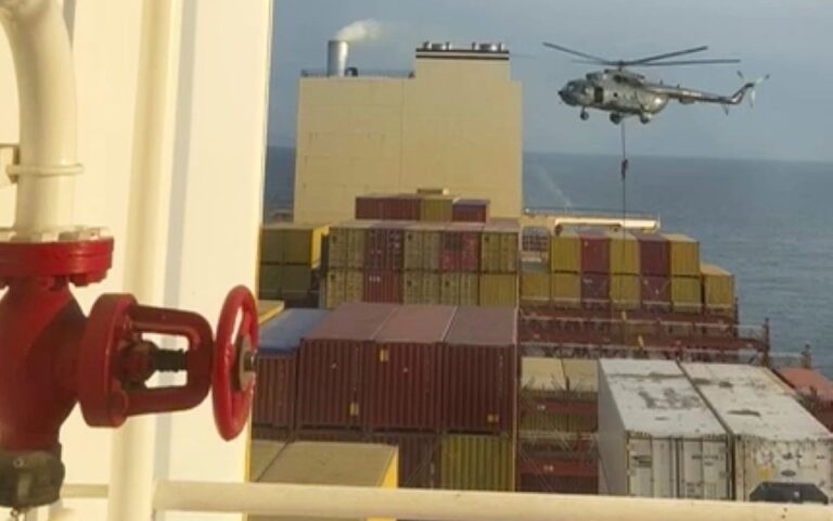 Κατάληψη πλοίου από τους Φρουρούς της Επανάστασης στα στενά του Ορμούζ – Βίντεο από την επιχείρηση