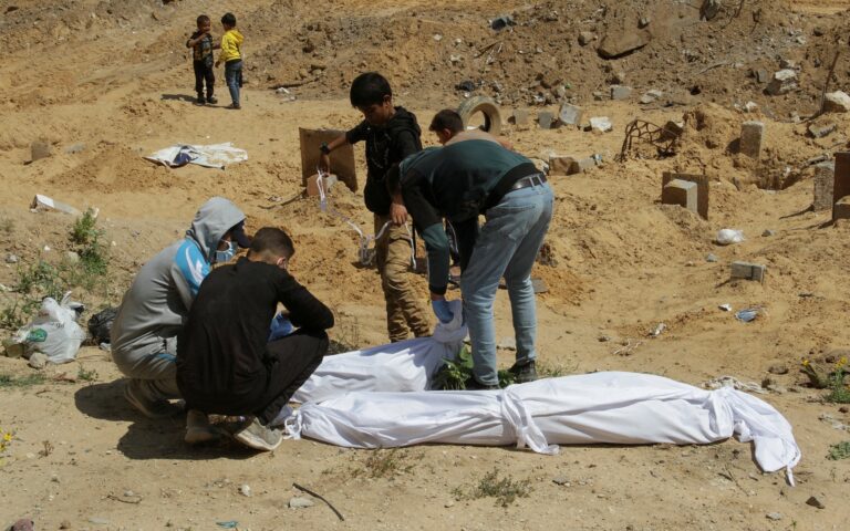 Γάζα: Ιχνη αφαίρεσης οργάνων από τις σορούς στον ομαδικό τάφο της Χαν Γιουνίς