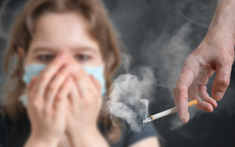 Το παθητικό κάπνισμα συνδέεται με την εμφάνιση κολπικής μαρμαρυγής, σύμφωνα με έρευνα