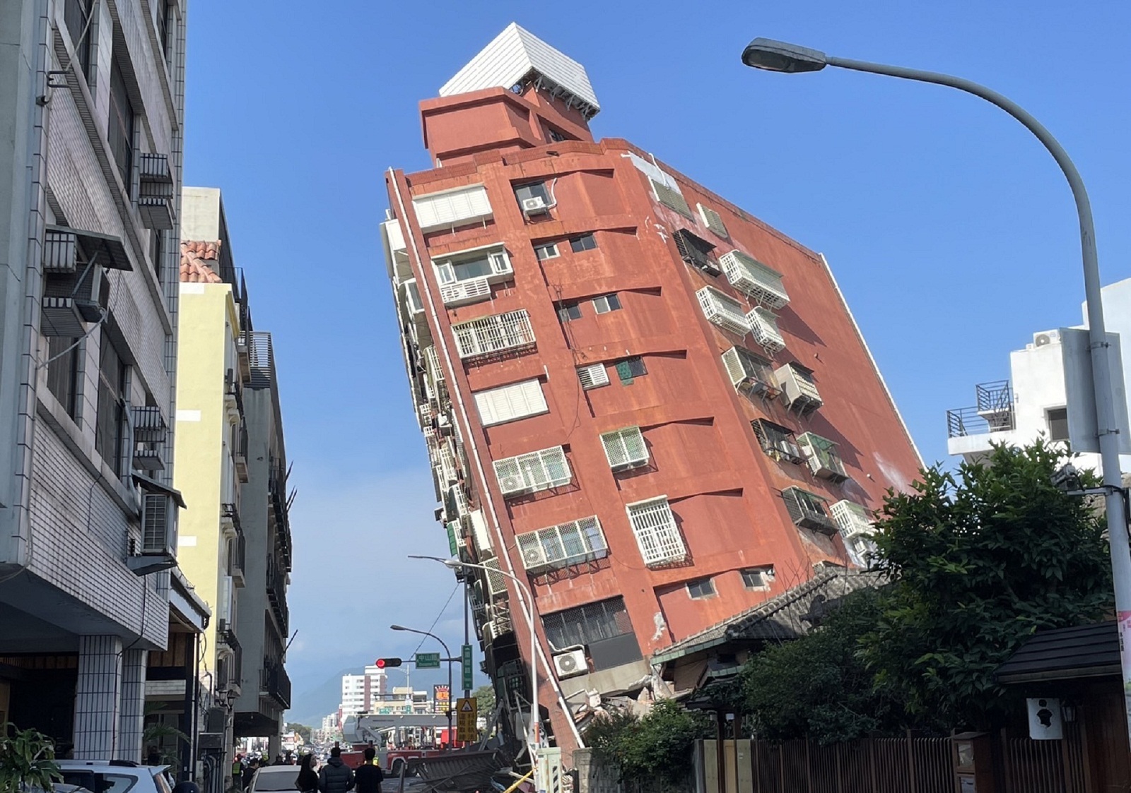 Ταϊβάν: Νεκροί και τραυματίες από τον ισχυρότερο σεισμό εδώ και 25 χρόνια-2