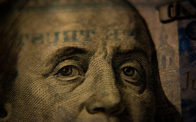 Το ισχυρό δολάριο κάνει «άνω κάτω» τον πλανήτη