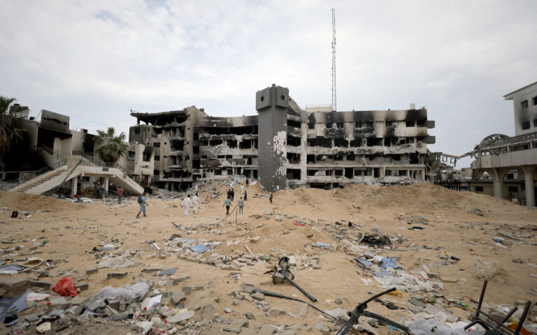 Ο Φ. Τουρκ «τρομοκρατημένος» από αναφορές για ομαδικούς τάφους σε νοσοκομεία της Γάζας