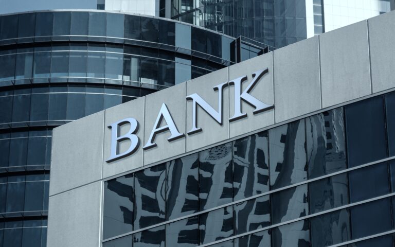 «Οφελος» 3,5 δισ. ευρώ από την αποεπένδυση από τις τράπεζες