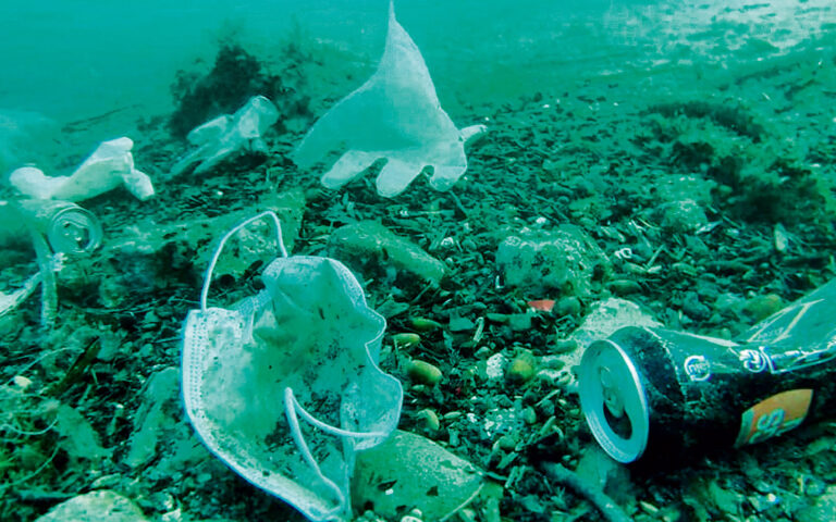 Στον πυθμένα των ωκεανών 11 εκατ. τόνοι πλαστικών αποβλήτων