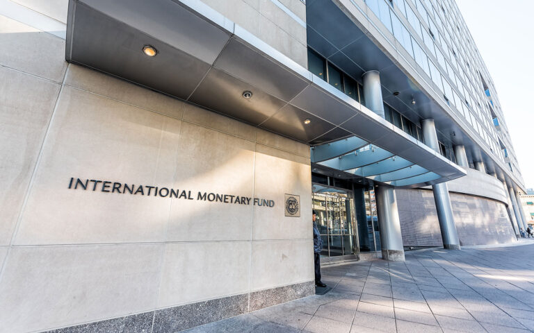 ΔΝΤ: Αποκλιμάκωση του χρέους στην Ελλάδα – Αυξητικές τάσεις παγκοσμίως
