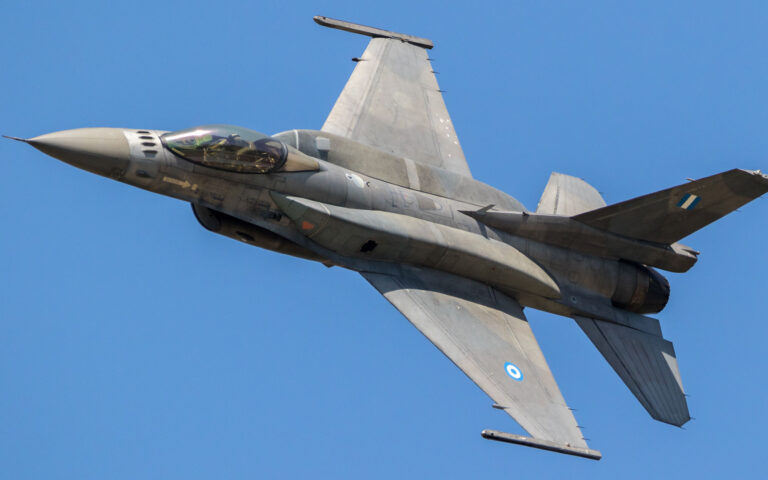 «Κανένα ζήτημα μεταφοράς ελληνικών F-16 στην Ουκρανία»