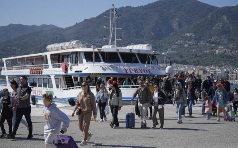 Τούρκοι επισκέπτες «πλημμύρισαν» σήμερα τη Λέσβο