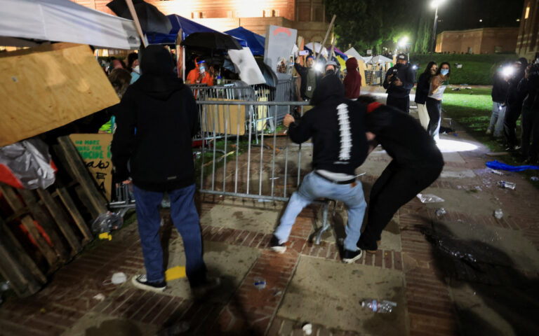 Ενταση τη νύχτα και στο UCLA: Συγκρούσεις μεταξύ διαδηλωτών
