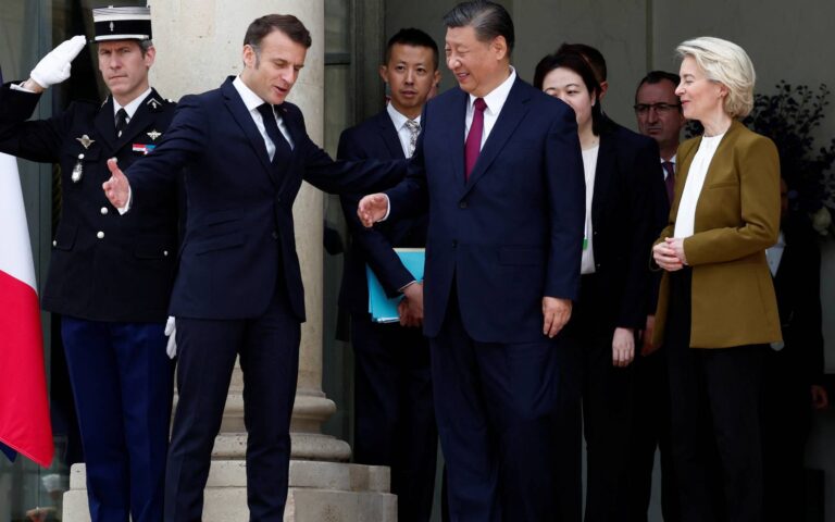Συνάντηση Μακρόν – Σι Τζινπίνγκ: Μήνυμα υπέρ «ισότιμων κανόνων για όλους» στο εμπόριο από τον Γάλλο πρόεδρο