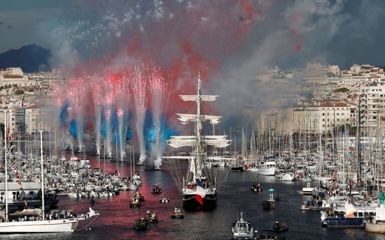 Εντυπωσιακές εικόνες στη Μασσαλία: Χιλιάδες Γάλλοι για την Ολυμπιακή Φλόγα (Βίντεο)