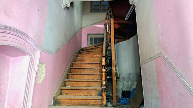 μία-σκάλα-και-ένα-τοίχος-ροζ-στο-κουκάκ-563011648